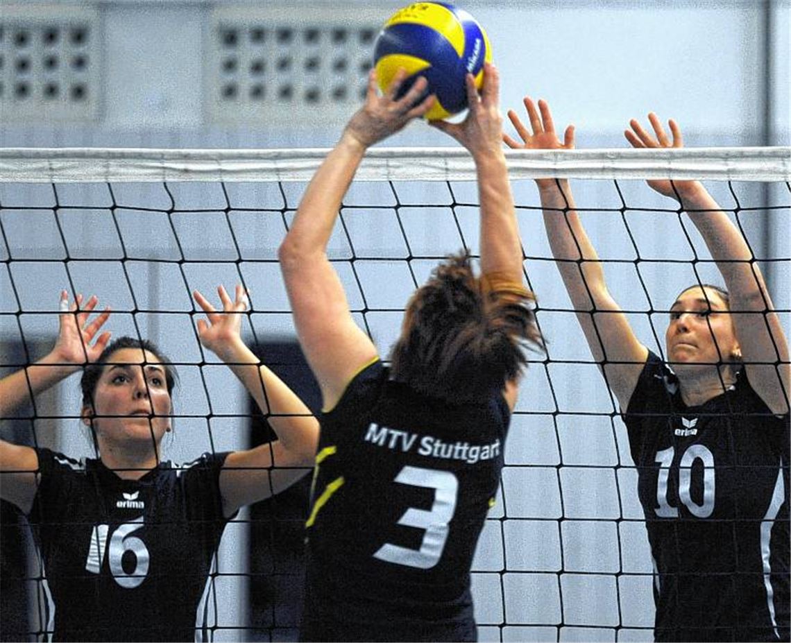 Der Klassenerhalt ist noch nicht abgeschrieben: Ölbronn hält bei den Heimspielen gegen MTV Stuttgart VI und TSV Flacht gut mit. Fotos: Fotomoment