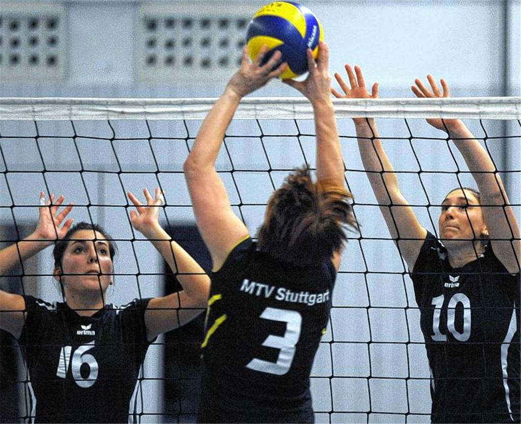 Der Klassenerhalt ist noch nicht abgeschrieben: Ölbronn hält bei den Heimspielen gegen MTV Stuttgart VI und TSV Flacht gut mit. Fotos: Fotomoment