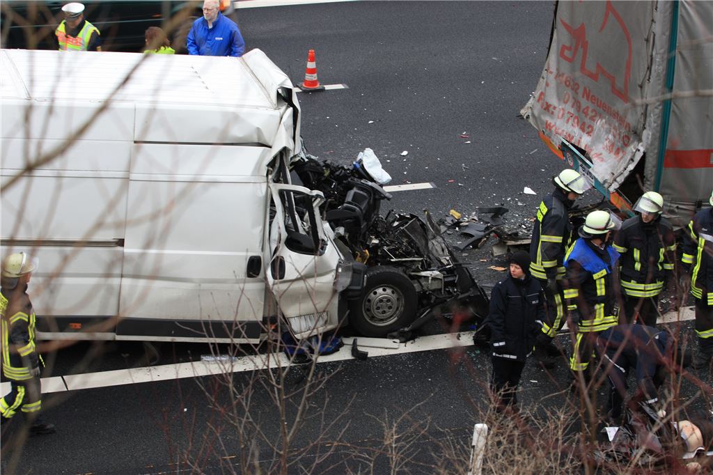Der Kleintransporter geriet fast vollständig unter den Lastwagen. Foto: Eisemann