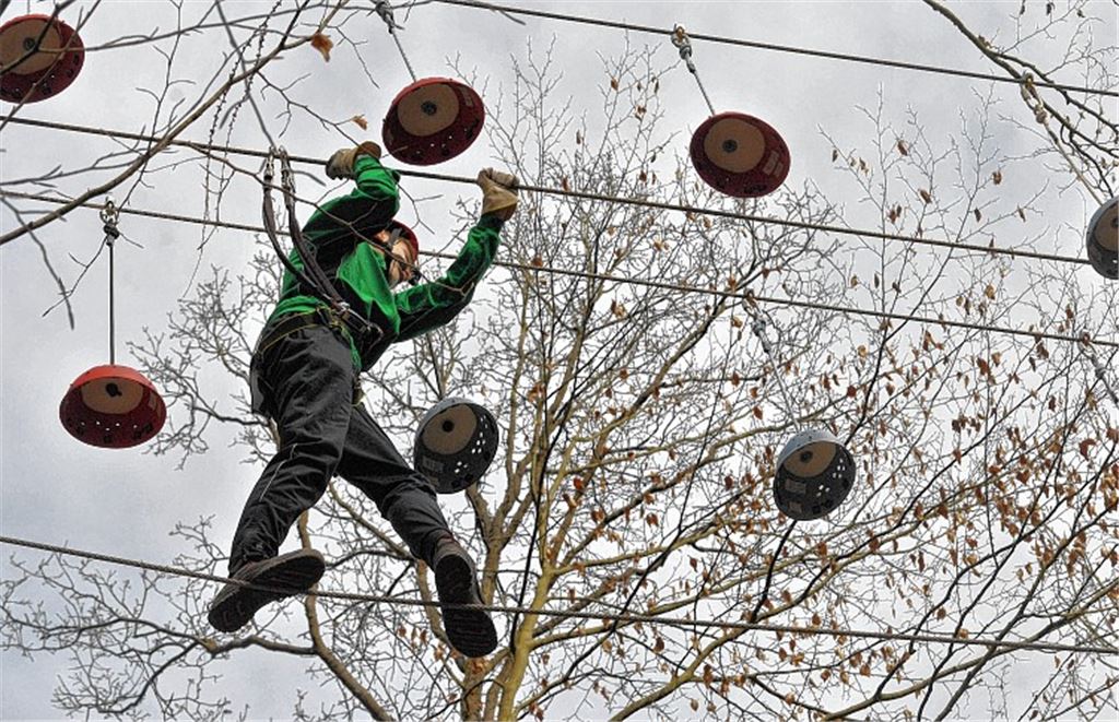 Der Kletterpark verlangt den Aktiven Geschick und Mut ab. Linkes Bild: Ein Balanceakt fernab von festem Boden. Rechts: Kunstflieger Stefan Kühlbrey auf ungewohntem Terrain. Fotos: Stahlfeld