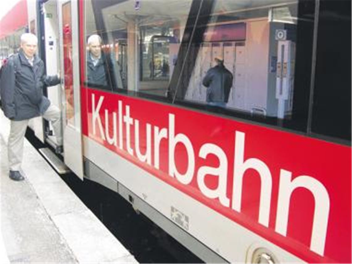 Der Klosterstadt-Express rollt ab Mai unter dem Deckmantel der Kulturbahn von Pforzheim nach Maulbronn. Über Ostern fuhren Fahrgäste wie der VCD-Kreisvorsitzende Matthias Lieb (Bild) mit dem Zug. Viele reisten zum Kunsthandwerksmarkt auf dem Klosterhof. Foto: Ochs 