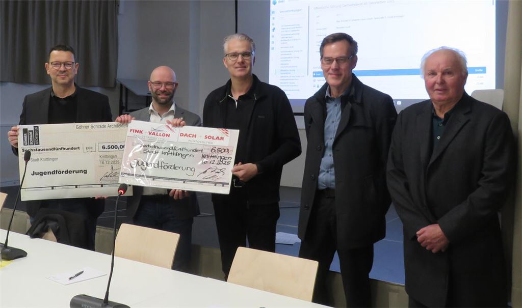 Der Knittlinger Bürgermeister Alexander Kozel (2.v.li.) freut sich über Spenden von insgesamt 13000 Euro, die die Vertreter zweier örtlicher Betriebe Patric Göhner (li.), Gunther Schrade (2.v.re.), Alexander und Walter Fink (re.) übergeben. Foto: Becker
