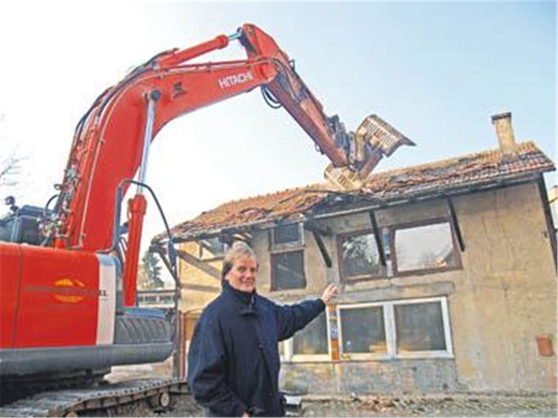 Der Knittlinger Bürgermeister Heinz-Peter Hopp freut sich über den Beginn der Abbrucharbeiten auf dem Scholl-Areal. Feuerwehr, Bauhof und DRK werden hier künftig untergebracht sein. Foto: Filitz