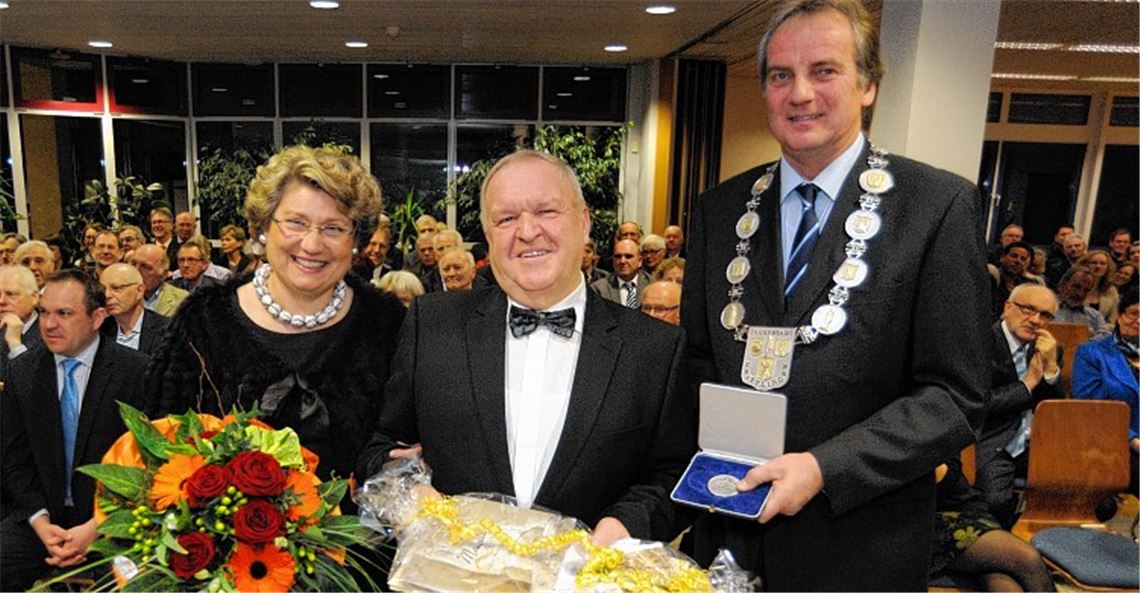 Der Knittlinger Bürgermeister Heinz-Peter Hopp (re.) mit dem frisch gekürten Träger der Bürgermedaille, Karl Hähnle, und dessen Frau Helga.