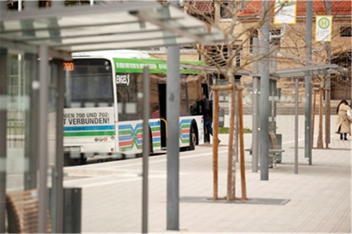 Gegner drohen mit Klage Der Knittlinger Busbahnhof ist immer wieder in den Schlagzeilen. Der Gemeinderat hat sich vor langer Zeit mehrheitlich dafür ausgesprochen, dass nachts in einem klar umrissenen Zeitfenster ein Bereich videoüberwacht werden soll. Noch sind aber nicht alle Grundsatzfragen geklärt, und der Bürgermeister bringt eine andere Option ins Spiel. Foto: Archiv