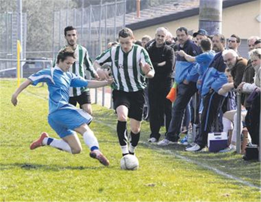 Der Knittlinger Kampfgeist wird nicht belohnt. Zaisersweiher (gestreifte Trikots) läuft zum unverdienten Heimerfolg. Foto: Eigner