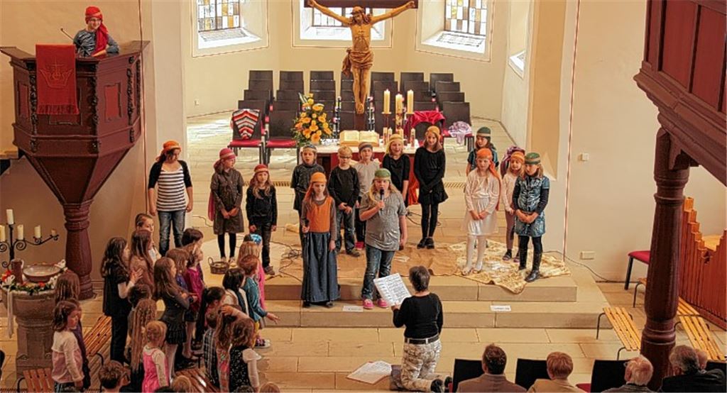 Der Knittlinger Kinderchor präsentierte beim Familiengottesdienst an Pfingsten die Geschichte Moses.