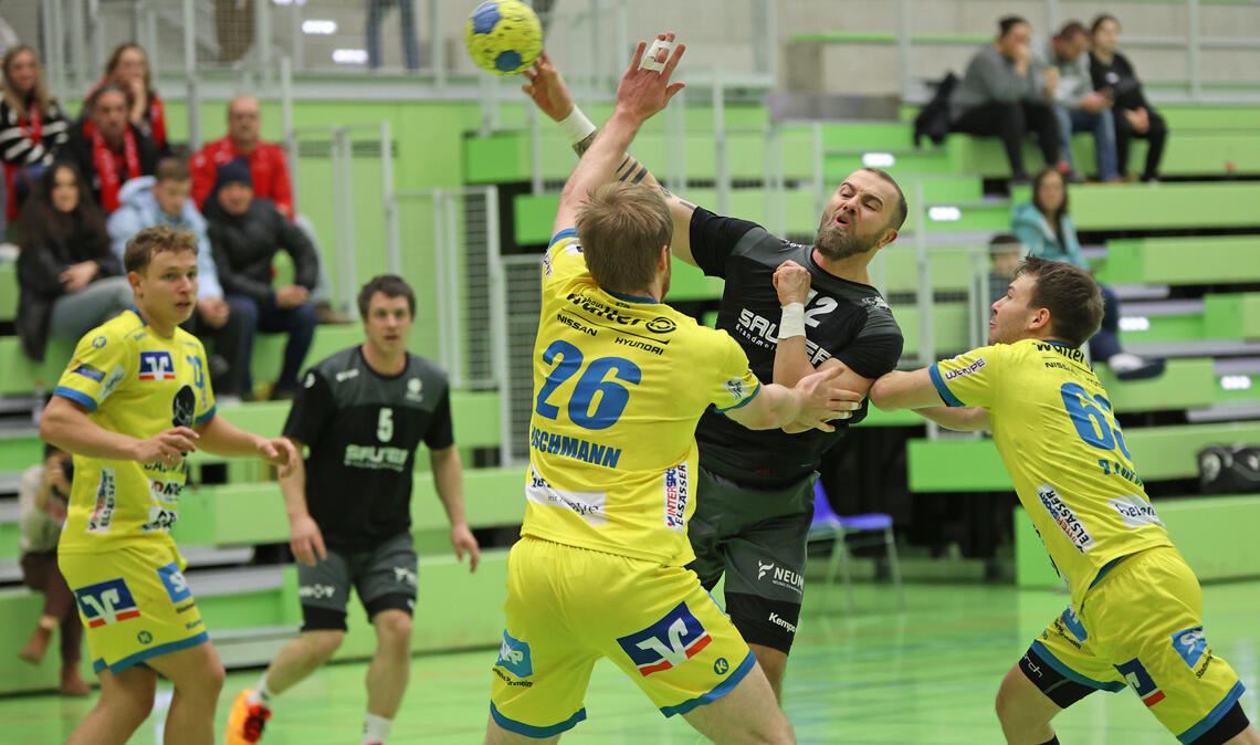 Der Knittlinger Lucas Gerdon beim Wurf – die SG-Spieler Josias Boschmann (li.) und Paul Lupus (re.) versuchen ihn aufzuhalten. 