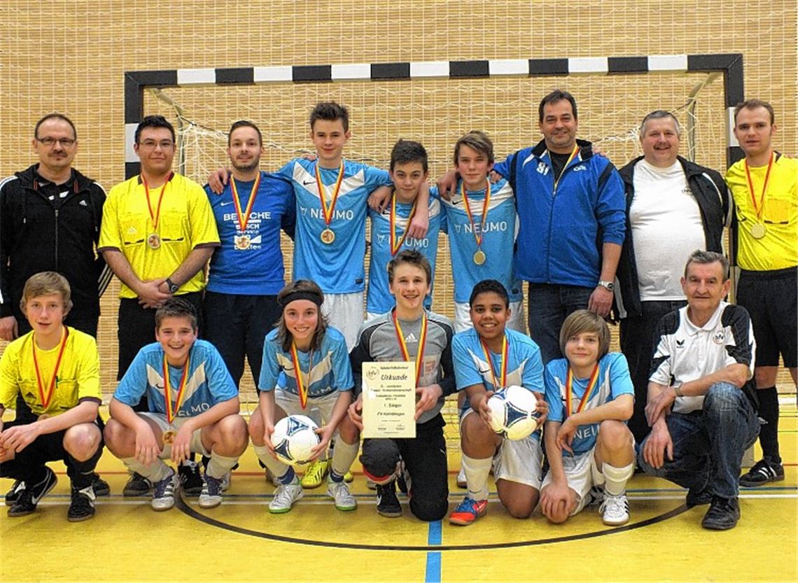 Der Knittlinger Nachwuchs jubelt: Kreisjugendleiter Siegfried Bartussek, Schiedsrichter Baris Alayin, Trainer Alexander Zimmermann, Steffen Schlagentweith, Silias Wittig, Dustin Haack, Trainer Wolfgang Wittig, Staffelleiter Jürgen Hutzler, Schiedsrichter Michael Schild (hinten v. li.). Schiedsrichter Roy Dingler, Fabian Fernandez, Corin Vincon, Luca Förg, Jordan Alberto, Erik Petsch, Hallenspielleiter Gerhard Pfitzenmeier (vorne v. li.) Foto: privat