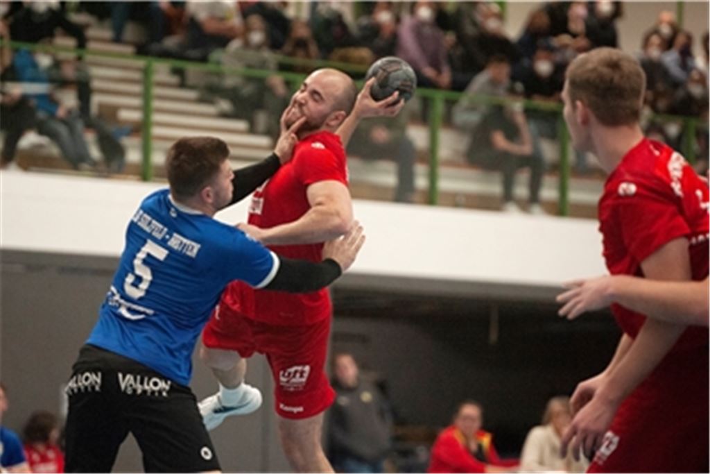 Der Knittlinger Niko Gerwig steuert acht Treffer zum Derby-Erfolg gegen die SG Sulzfeld/Bretten bei – und ist damit erfolgreichster Werfer seiner Mannschaft. Fotos: Fotomoment