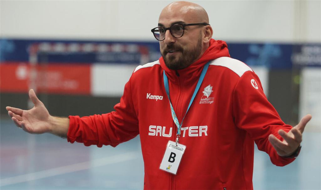 Der Knittlinger Trainer Frank Müller ist machtlos: Auch Umstellungen und neues Personal können die Auswärtsklatsche nicht verhindern. Foto: Rubner