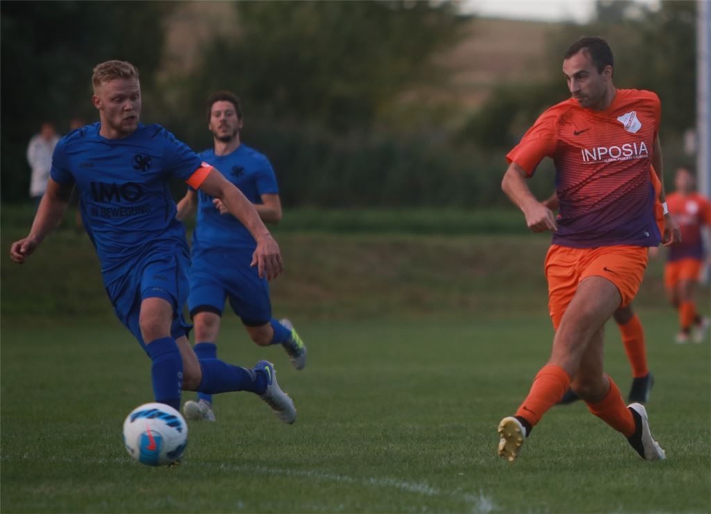 Der Knittlinger Yannic Weber (re.) versucht, den Ball an der Königsbacher Abwehr vorbeizubekommen. Foto: Huber