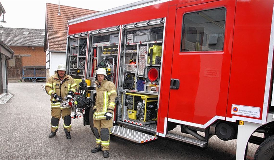 Der Kommandant der Feuerwehrabteilung Großglattbach, Rudi Weidner (li.), und der Feuerwehrmann Thorsten Strohecker vor dem Katastrophenschutz-Löschgruppenfahrzeug.