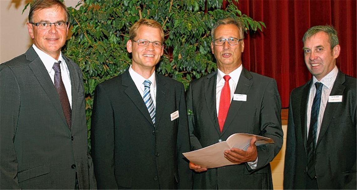 Der Kommando-Wechsel bei der Kreisbau Enz-Neckar bahnt sich an: Im neuen Jahr übernimmt Holger Schühof (2.v.li.) den Vorstandsposten von Gerhard Ayasse (2.v.re.). Links Aufsichtsratsvorsitzender Sieghardt Bucher, rechts der ehrenamtliche Vorstand Johannes Altmann. Foto: Kollros
