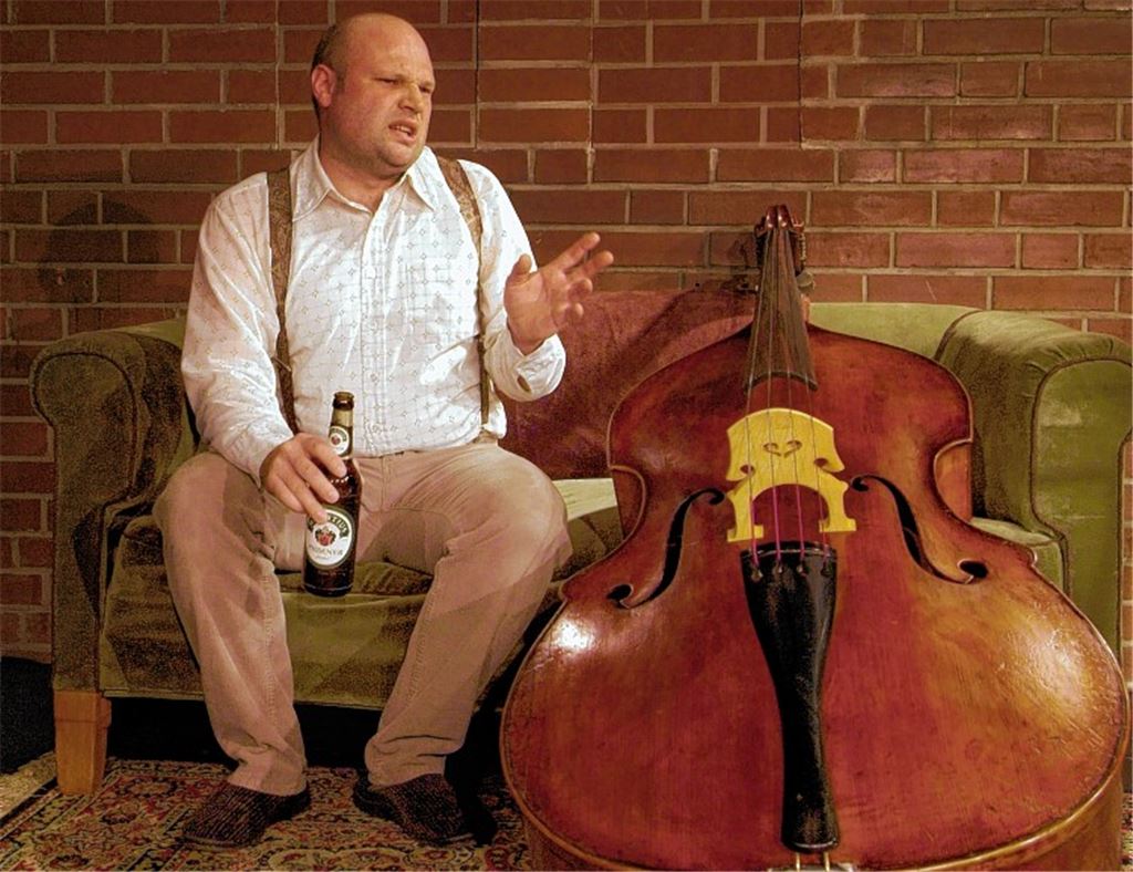 Der Kontrabass und sein Spieler.