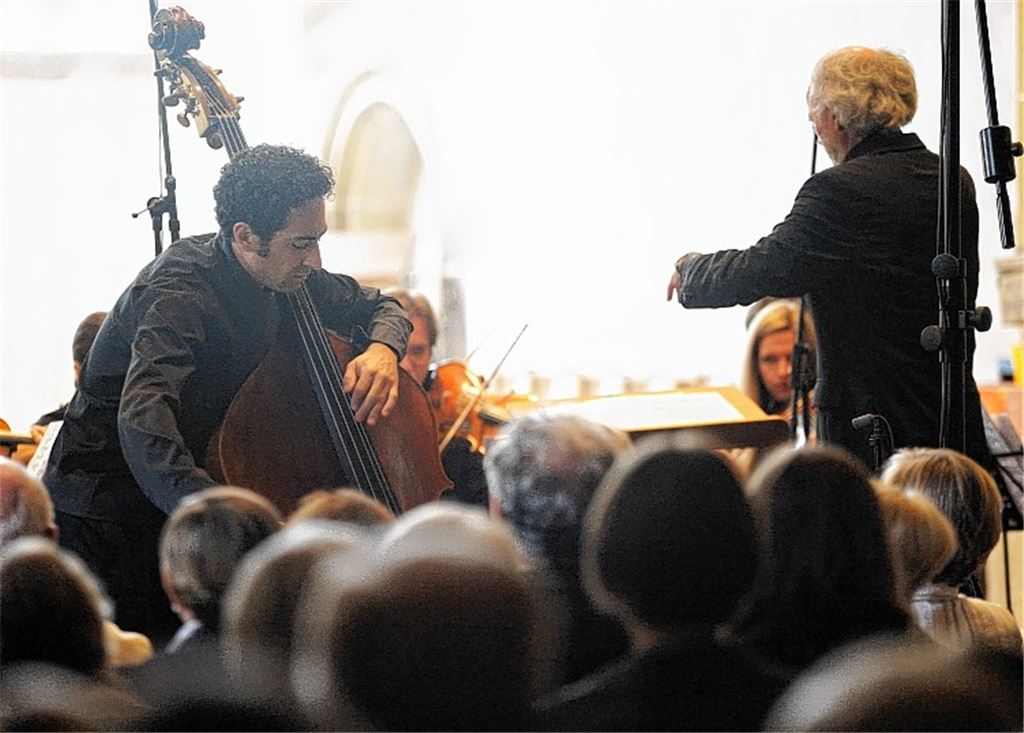 Der Kontrabassist Nabil Shehata bildet eine Einheit mit seinem Instrument.