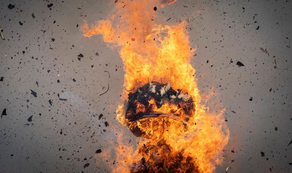 Der Kopf des "Böögg" explodiert nach 12 Minuten und 48 Sekunden auf dem Sechseläutenplatz in Zürich.  Das Sechseläuten ist ein traditionelles Winterabschlussfest mit einem Umzug von Zünften in historischen Uniformen zu Pferd und der Verbrennung des Böögg, eines symbolischen Schneemanns.