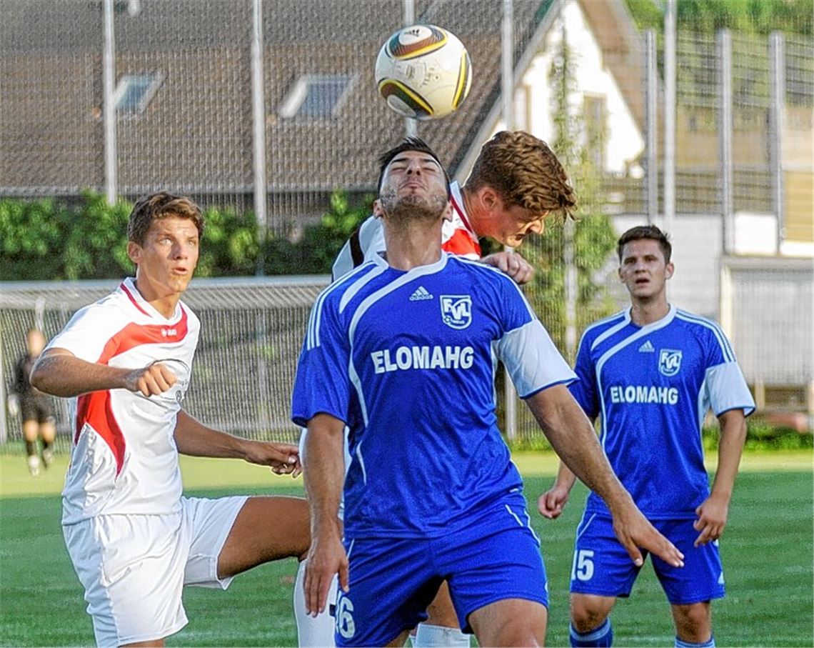 Der Kreisligist FV Langenalb (blaue Trikots) setzt sich im Pokal gegen den A-Ligisten SG Ölbronn-Dürrn mit 2:0 durch. 