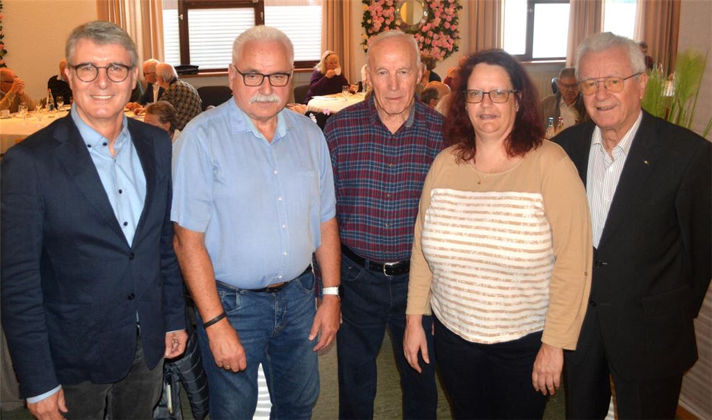 Der Kreisverband des VdK Sozialverbandes trifft sich in Illingen: Für Bürgermeister Armin Pioch (v.li.), den Ortsverbandsvorsitzenden Martin Schöneck, den stellvertretenden Kreisverbandsvorsitzenden Wilhelm Kretz, die Kreiskassiererin Stephanie Hutmacher und den Bezirksverbandsvorsitzenden Werner Raab ist die Arbeit wichtiger denn je. Foto: Stahlfeld