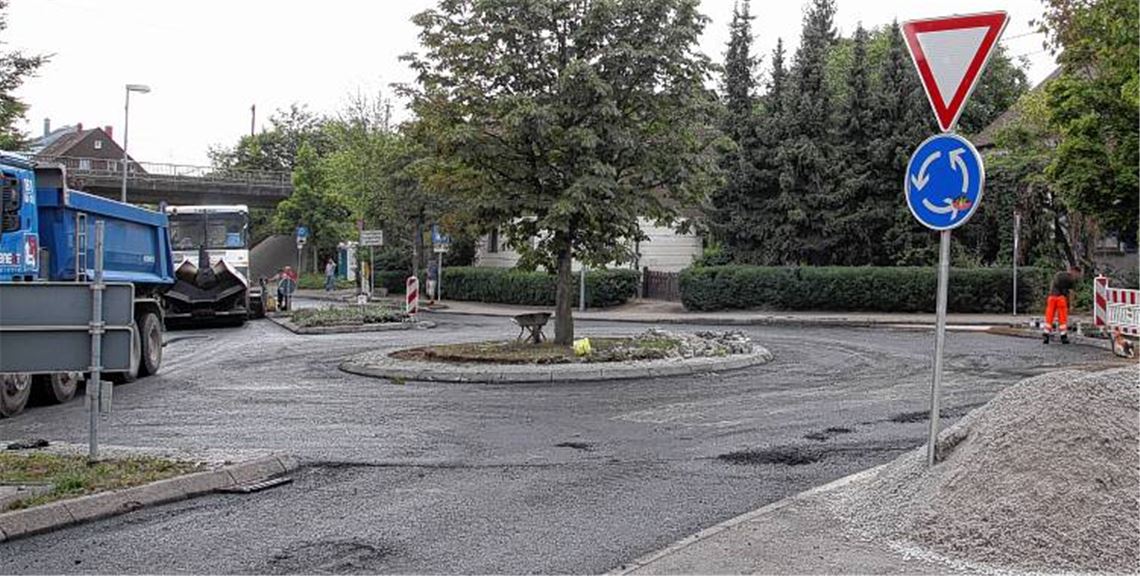 Der Kreisverkehr wird asphaltiert.