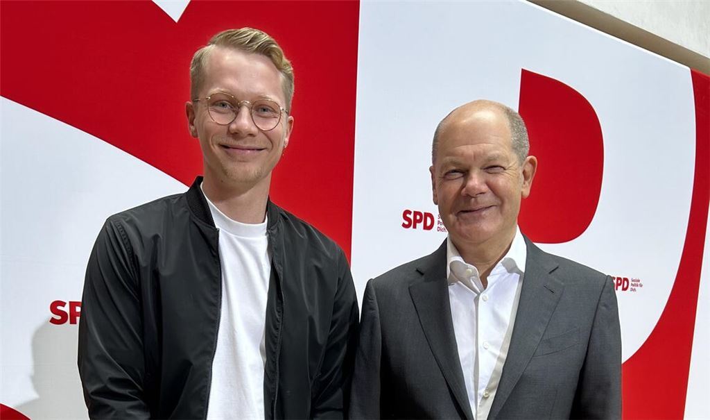 Der Kreisvorsitzende der SPD, Paul Renner aus Mühlacker (li.), bei der Konferenz in Berlin mit Kanzler Olaf Scholz. Foto: privat