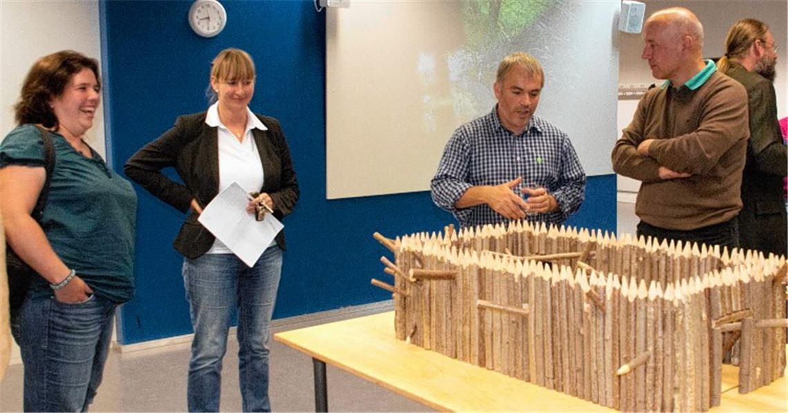 Der Künstler Hinrich Zürn (2.v.re.) beantwortet Fragen zum Modell der Skulptur „Verhack“.