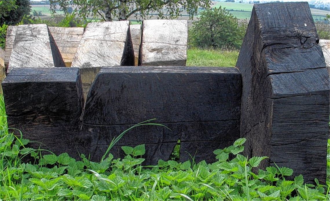 Der Künstler Hinrich Zürn hat dem Leid, das die Bevölkerung der Region am Ende des 17. Jahrhunderts erlebt hat, in seinen Plastiken Ausdruck verliehen. Hier ein Ausschnitt des Werks „Zerstörung“, das am Sauberg platziert ist. Niedergebrannte Häuser sind heute nicht mehr zu sehen, dafür aber Akten im Mühlacker Stadtarchiv, die die Folgen für die Menschen beleuchten.