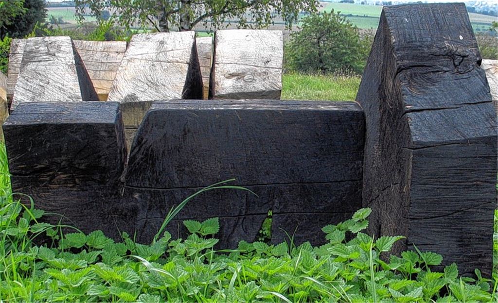 Der Künstler Hinrich Zürn hat dem Leid, das die Bevölkerung der Region am Ende des 17. Jahrhunderts erlebt hat, in seinen Plastiken Ausdruck verliehen. Hier ein Ausschnitt des Werks „Zerstörung“, das am Sauberg platziert ist. Niedergebrannte Häuser sind heute nicht mehr zu sehen, dafür aber Akten im Mühlacker Stadtarchiv, die die Folgen für die Menschen beleuchten.