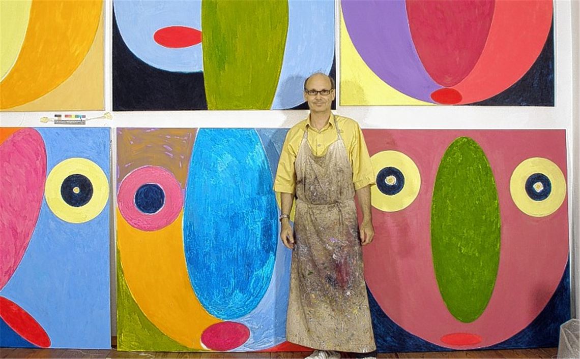 Der Künstler Paul Revellio vor seinem Markenzeichen „Glotzer“. Ihn gibt es in allen erdenklichen Größen und Farbvarianten – in der Stadt Mühlacker sogar als Kunst am Bau. Fotos: privat,Disselhoff