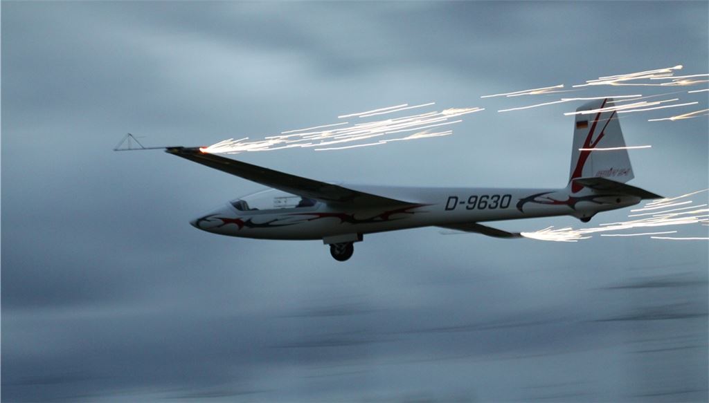 Der Kunstflug in der Dämmerung, den Eberhard Holl vorführt, kann beim 25. Flugplatzfest in Mühlacker stattfinden, aber andere Programmpunkte müssen abgesagt werden.Foto: privat