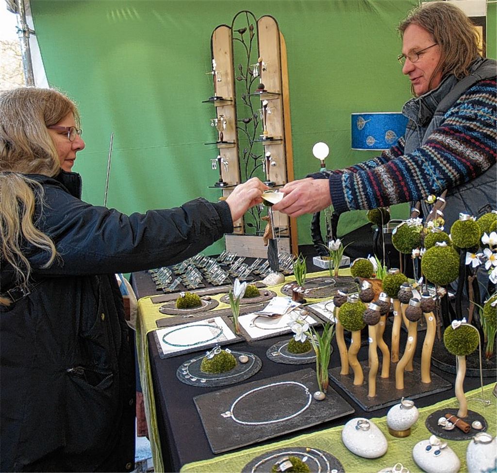 Der Kunsthandwerkermarkt zeigt: Handgemachtes ist gefragt.