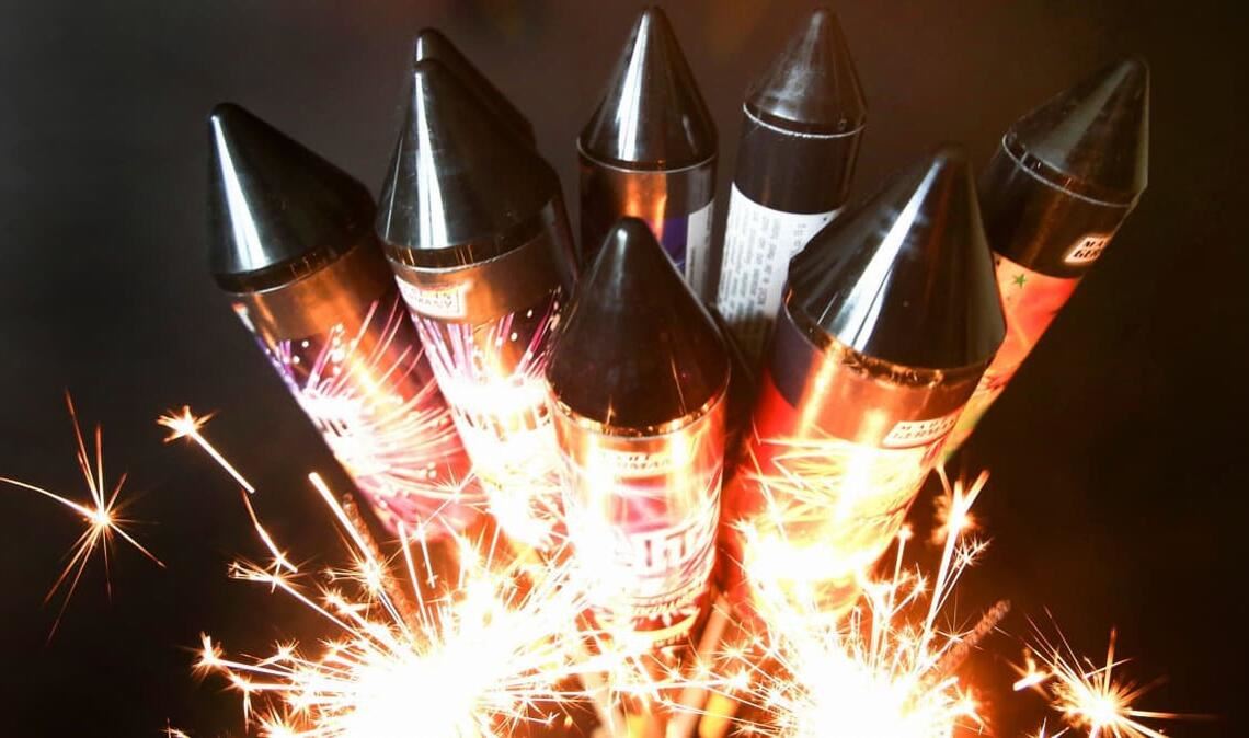 Der Ladendieb soll Feuerwerk gezündet haben. (Symbolbild)