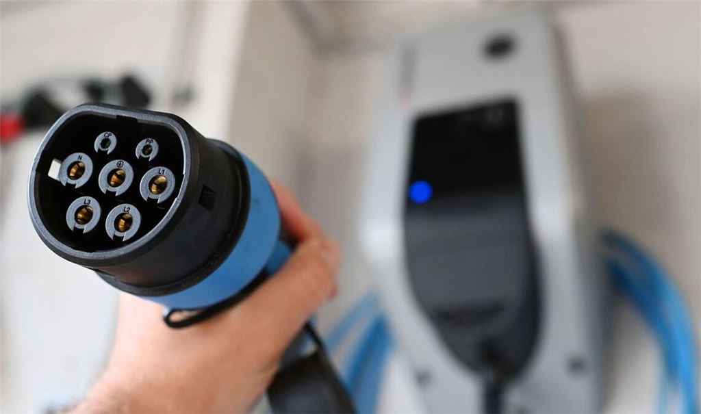 Der Ladestecker einer Wallbox mit einer Ladeleistung von 11kW, die in einer Garage angebracht ist. (Symbolbild)