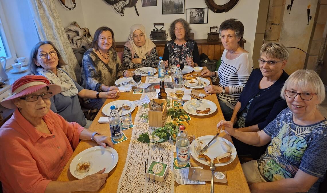 Der Landfrauentisch: Hier wird Geselligkeit gepflegt. Was die Damen konsumieren, kommt dem Förderverein Sandbauernstube zugute. Fotos: Bastian