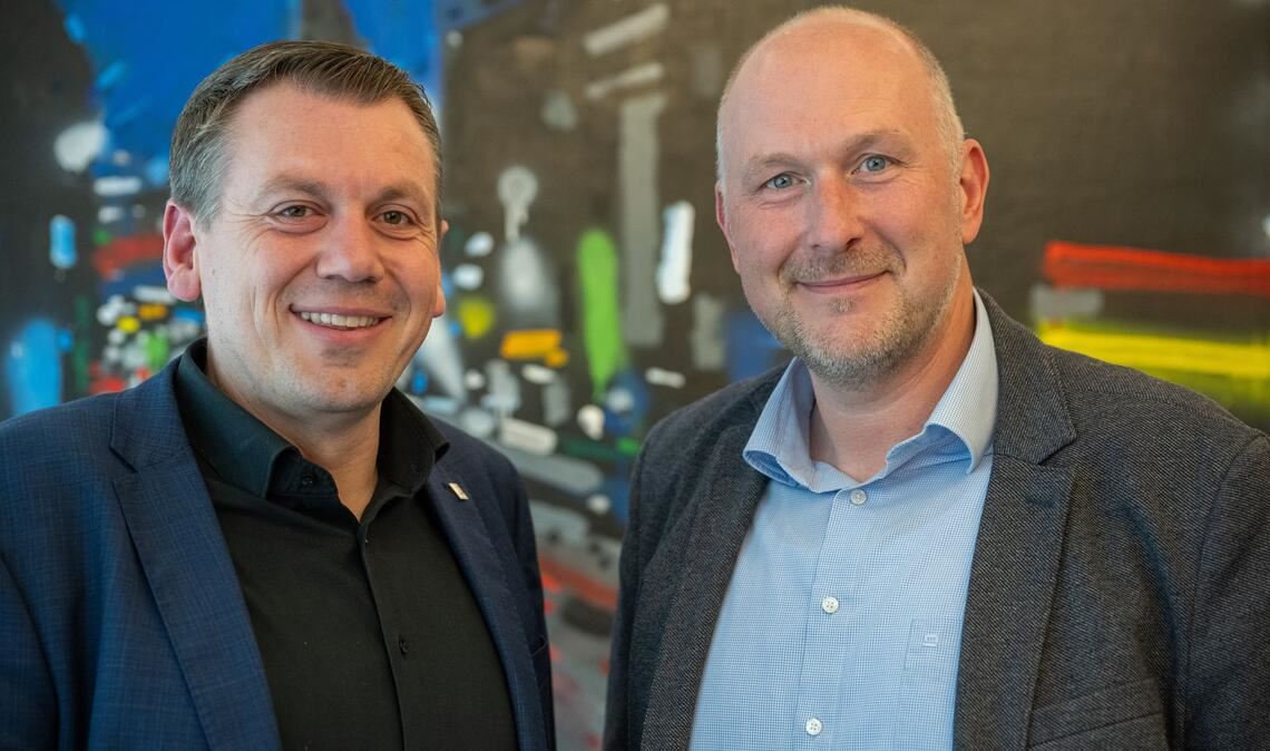 Der Landrat des Eifelkreises Bitburg-Prüm, Andreas Kruppert (r.), sieht im autonomen Fahren eine große Chance für Mobilität im ländlichen Raum (Archivbild)