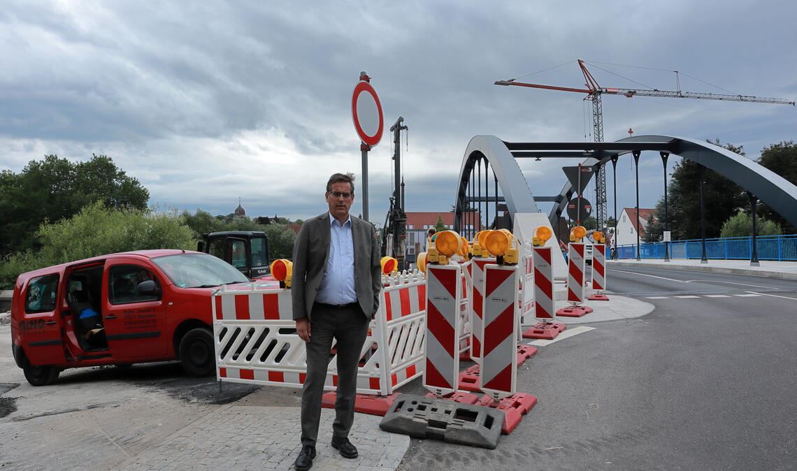 Forderung für die Dauerbaustelle: den Druck hoch halten Der Landtagsabgeordnete Erik Schweickert macht sich am Freitag – einmal mehr – ein Bild von der Brückenbaustelle. Foto: privat