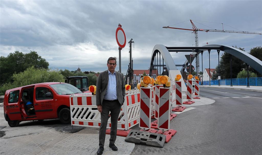Der Landtagsabgeordnete Erik Schweickert macht sich am Freitag – einmal mehr – ein Bild von der Brückenbaustelle. Foto: privat