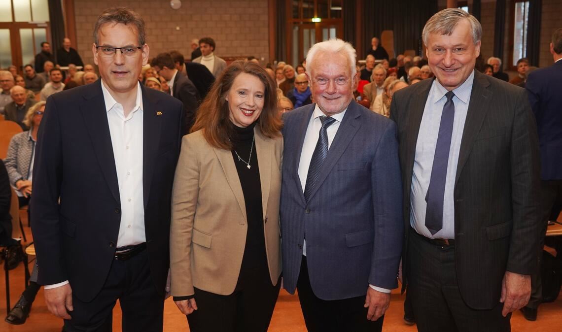 Der Landtagsabgeordnete Professor Dr. Erik Schweickert (v.li.), die Pforzheimer Stadträtin Andrea Pachaly-Szalay, Bundesvize Wolfgang Kubicki und Landtagsfraktionschef Dr. Hans-Ulrich Rülke kämpfen für eine starke FDP im Landtag. Nur mit einer bürgerlichen Regierung finde das Land zurück in die Erfolgsspur, ist Rülke überzeugt. Foto: Roller
