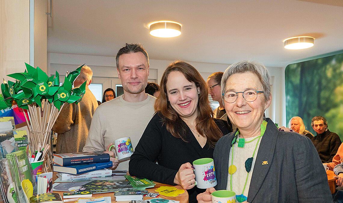 Der Landtagskandidat Simon Schwarz, die früheren Parteivorsitzende Ricarda Lang und die Landtagsabgeordnete Stefanie Seemann beim „Sonntagsfrühstück“ des Grünen-Kreisverbands. Foto: Volz