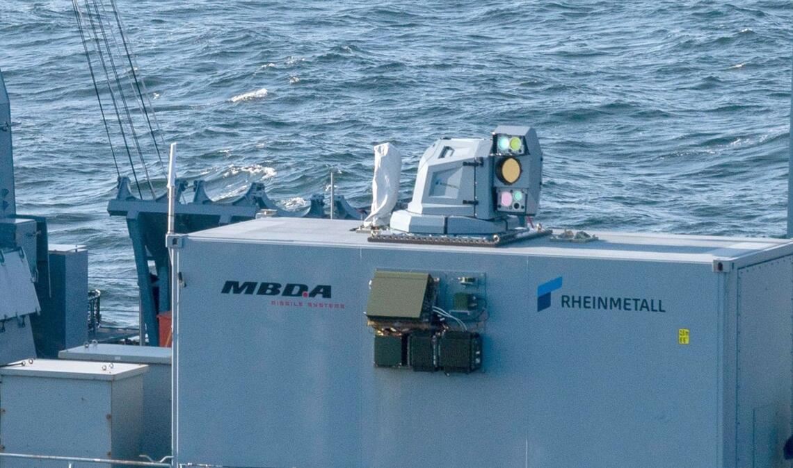 Der Laserdemonstrator von Rheinmetall und MBDA auf einem deutschen Marineschiff. Inzwischen ist er an Land gebracht worden.
