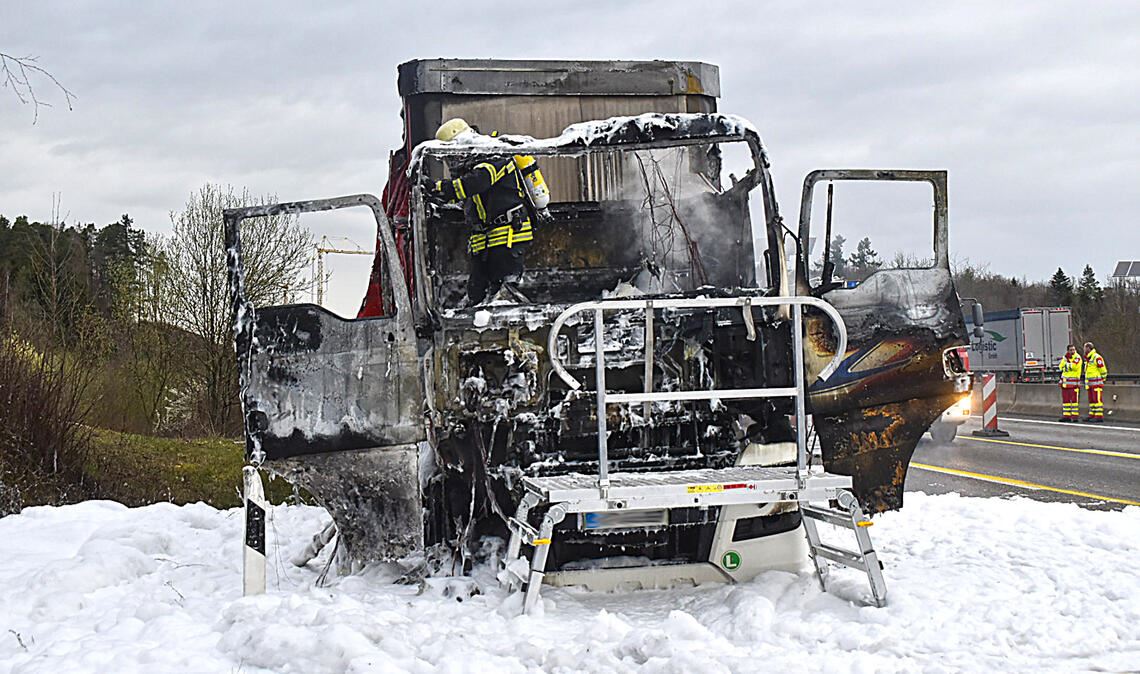 Der Lastwagen brennt auf dem Standstreifen komplett aus. Foto: Myroshnichenko