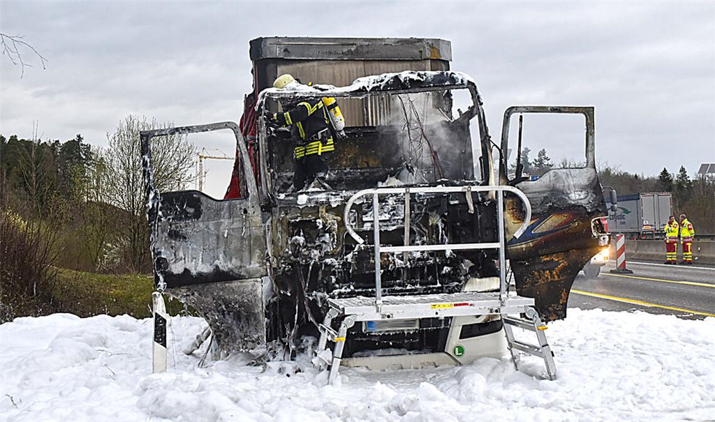 Der Lastwagen brennt auf dem Standstreifen komplett aus. Foto: Myroshnichenko