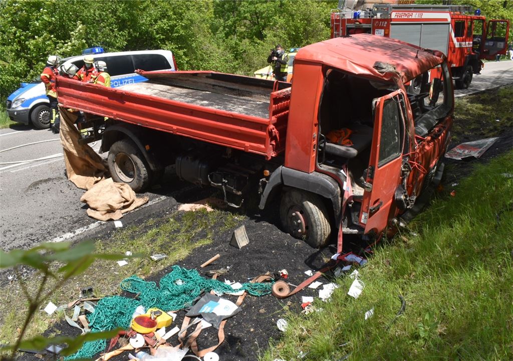 Der Lastwagen hat nach dem Überschlag wohl nur noch Schrottwert.Myroshnichenko