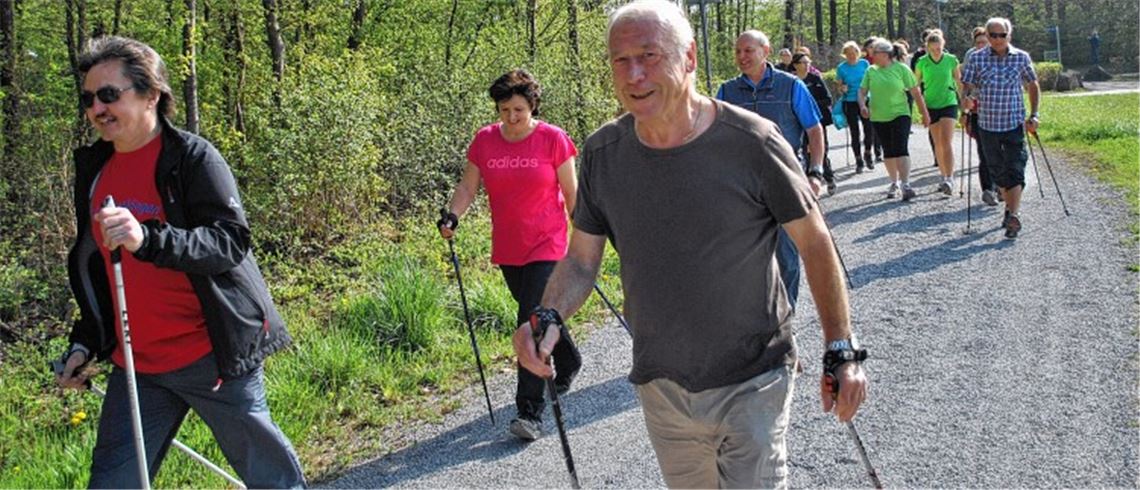 Der Lauftreff Maulbronn ist der mutmaßlich älteste seiner Art im Enzkreis und feiert heuer sein 40-jähriges Bestehen. Begeistert testen die Läufer und Walker den neuen Laufparcours. Fotos: Stahlfeld