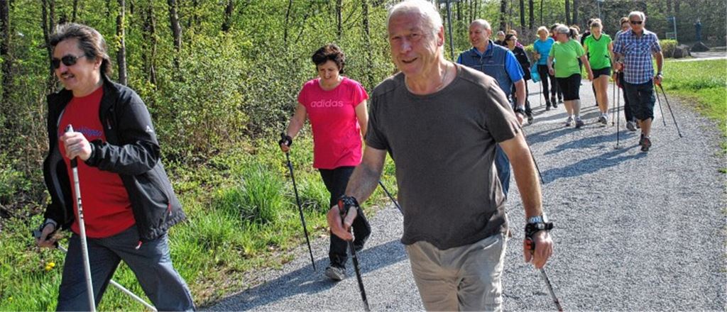 Der Lauftreff Maulbronn ist der mutmaßlich älteste seiner Art im Enzkreis und feiert heuer sein 40-jähriges Bestehen. Begeistert testen die Läufer und Walker den neuen Laufparcours. Fotos: Stahlfeld