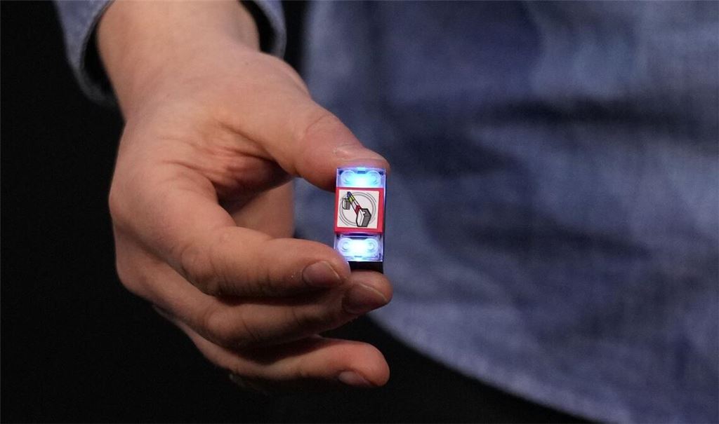 Der "Lego Smart Brick" verfügt über einen Lautsprecher, LED-Leuchten und einen winzigen Chip, der andere Smart Bricks und Minifiguren erkennen und mit ihnen interagieren kann.
