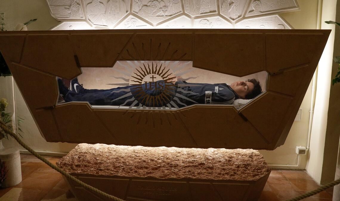Der Leichnam von Carlo Acutis liegt in einem Sarkopharg, in den man hineinsehen kann. (Archivbild)