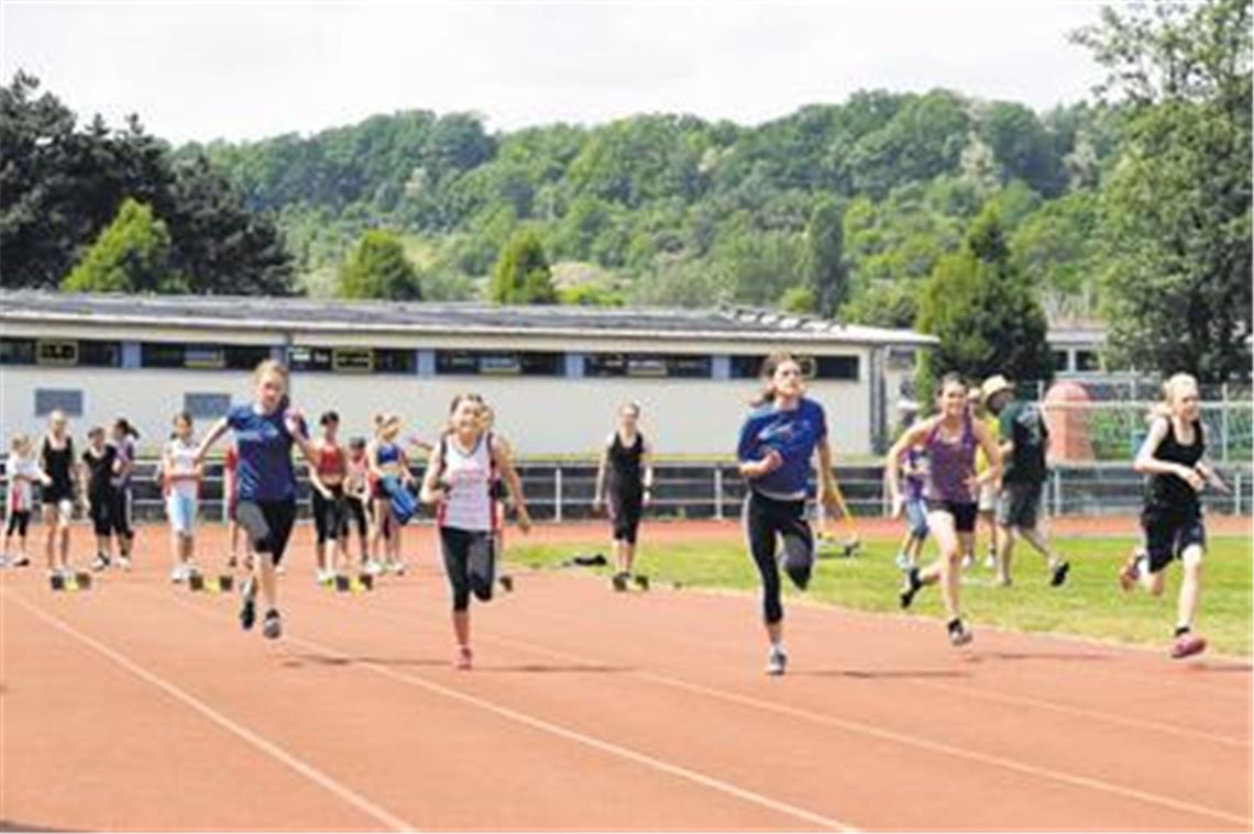 Der Leichtathletik-Nachwuchs legt einige Klassezeiten auf die Bahn im Käppelestadion.
Foto: Fotomoment