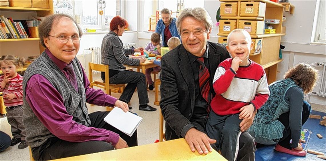 Der Leitende Arzt des Kinderzentrums, Professor Rainer Blanc (li.), führt den Behindertenbeauftragten der baden-württembergischen Landesregierung, Gerd Weimer, durch die Maulbronner Einrichtung, in der interdisziplinär gearbeitet wird. Die Leitung der Klinik erhofft sich von ihrem Besucher, dass er sich in Stuttgart für einen Zuschuss einsetzt, den die Klinik für einen Anbau benötigt. 