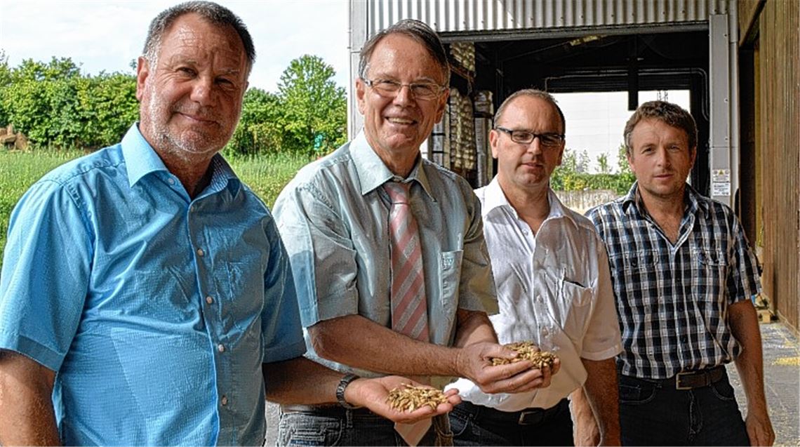 Der Leiter des Landwirtschaftsamts Jürgen Krepp (v.li.), der Dezernent für Umwelt, Landwirtschaft und Forsten Karl-Heinz Zeller, der Regionalleiter bei ZG Raiffeisen Stephan Orlemann und der Kreisvorsitzende des Bauernverbands Ulrich Hauser erzählen von der Getreide- und Rapsernte.